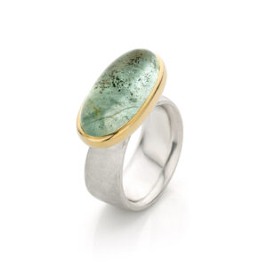 Ring zilver met aquamarijn cabochon 18 k gouden zetrand